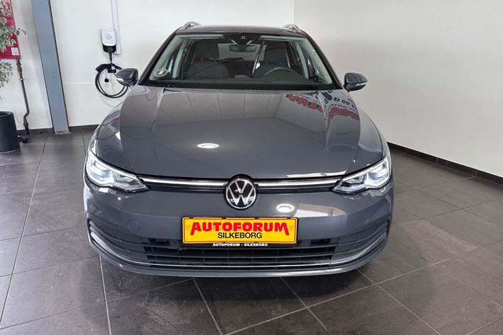 Grå VW Golf VIII fra 2022