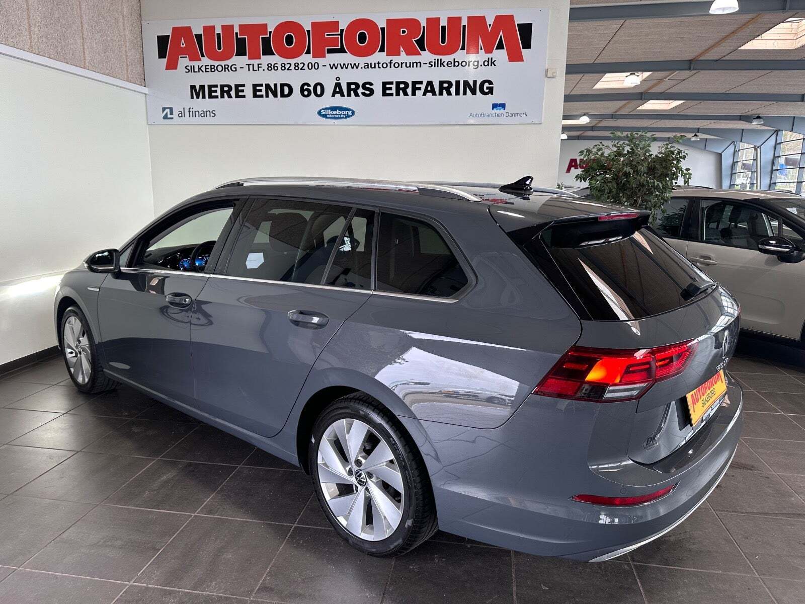 Grå VW Golf VIII fra 2022