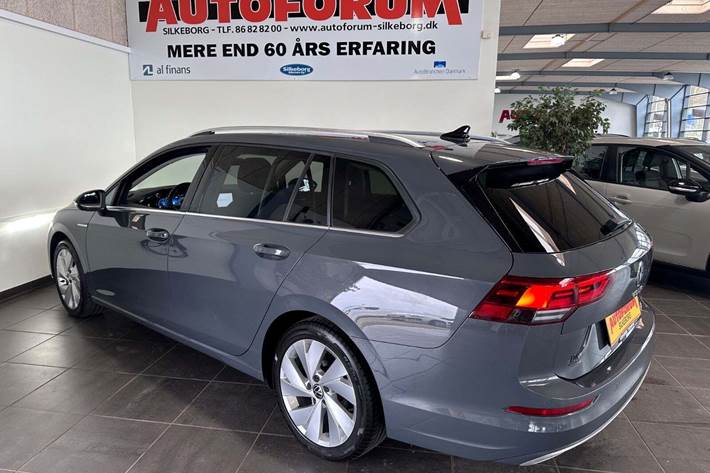 Grå VW Golf VIII fra 2022