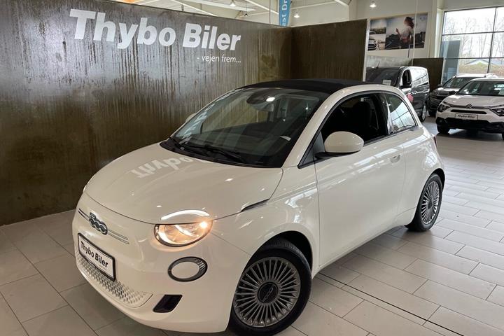 Hvid Fiat 500e fra 2023 set udefra