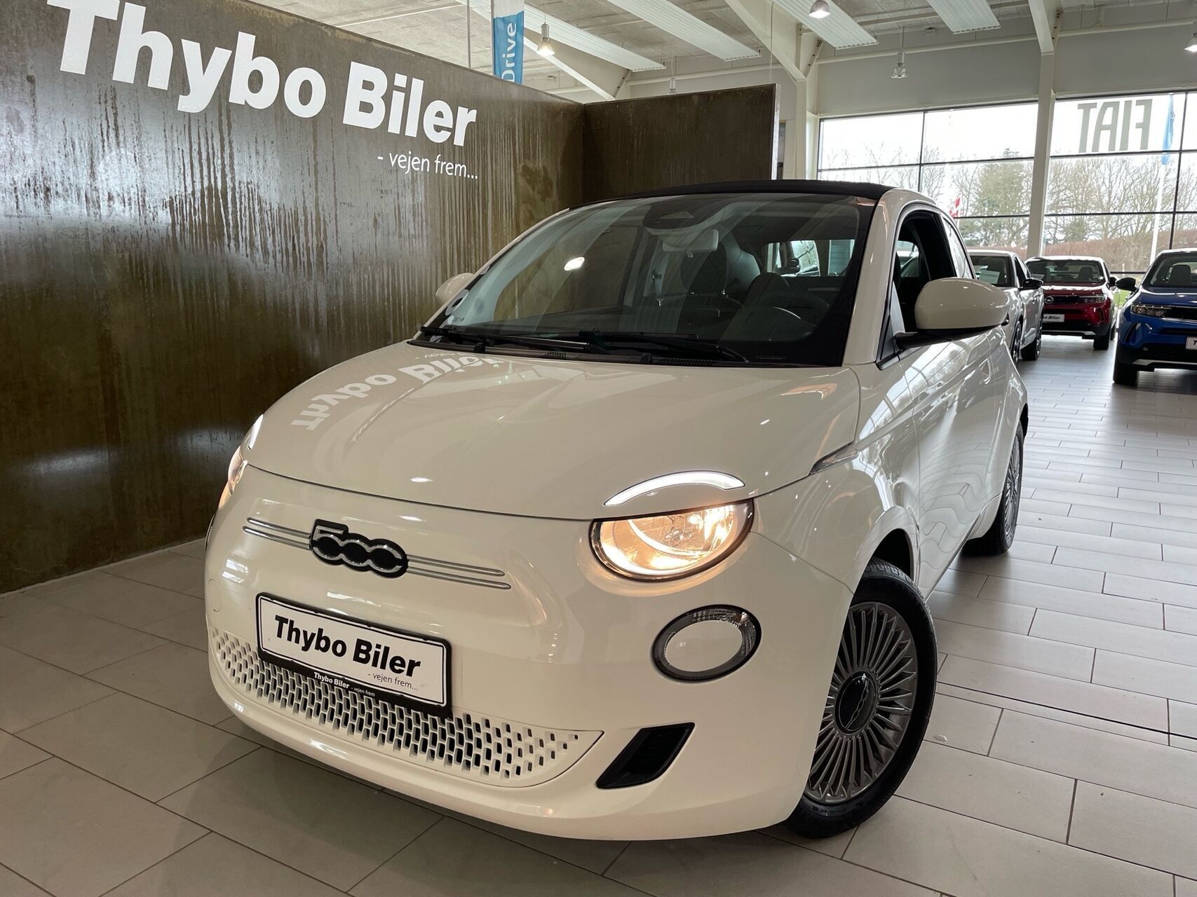 Hvid Fiat 500e fra 2023