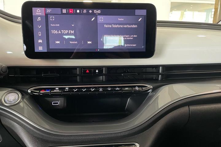 Hvid Fiat 500e fra 2023