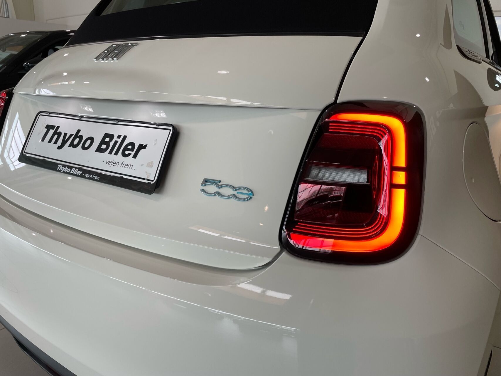 Hvid Fiat 500e fra 2023