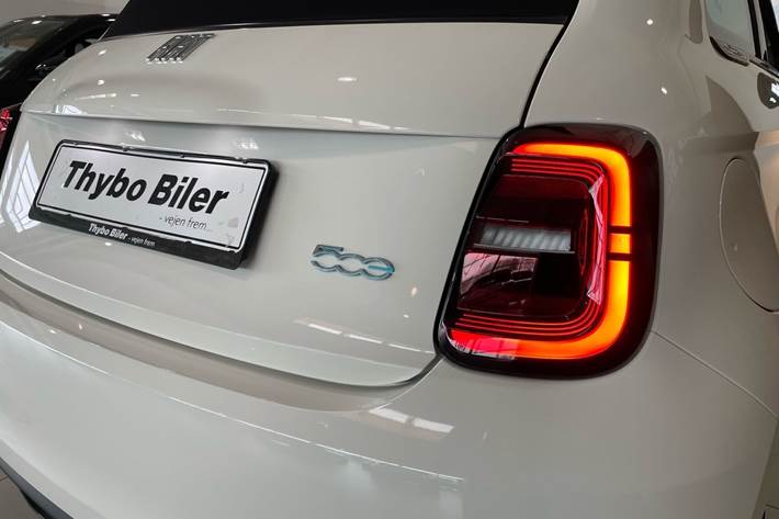 Hvid Fiat 500e fra 2023