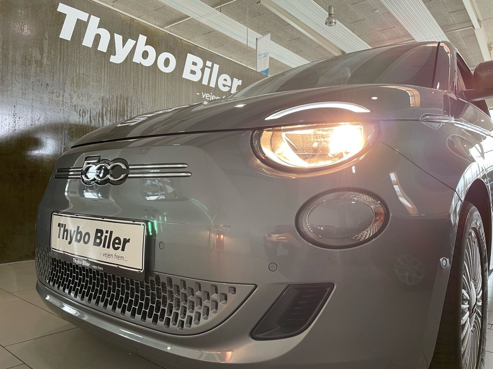 Grå Fiat 500e fra 2023