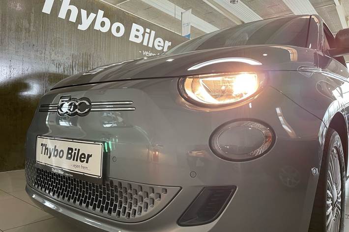 Grå Fiat 500e fra 2023