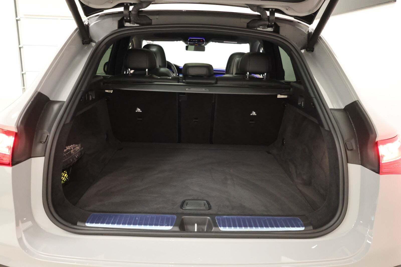 Grå Mercedes EQE500 SUV fra 2023