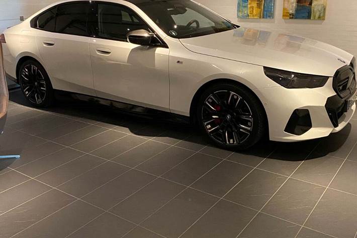 Hvid BMW i5 fra 2025