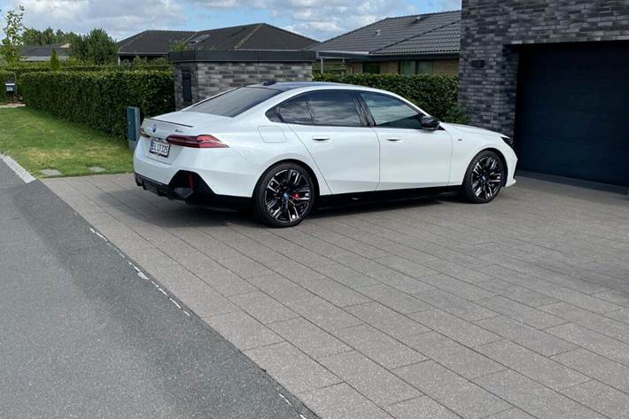 Hvid BMW i5 fra 2025