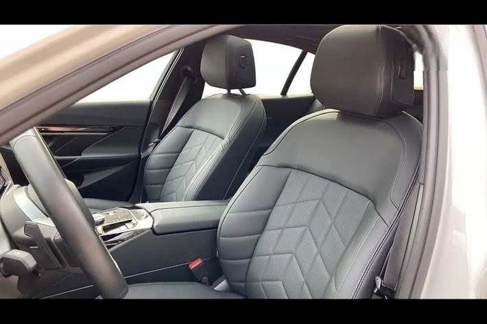 Hvid BMW i5 fra 2025