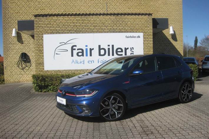 Grå VW Polo fra 2022 set udefra