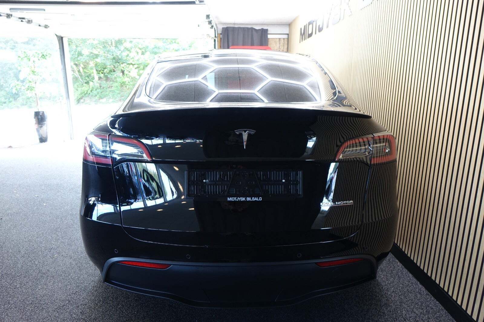 Sort Tesla Model Y fra 2024