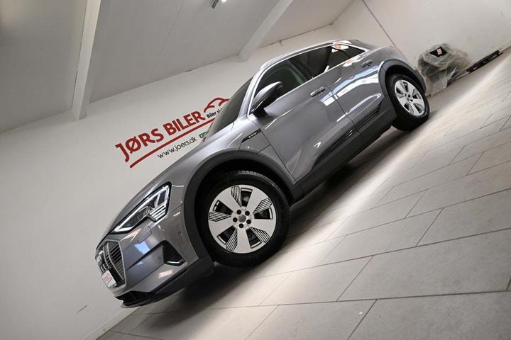 Grå Audi e-tron fra 2020
