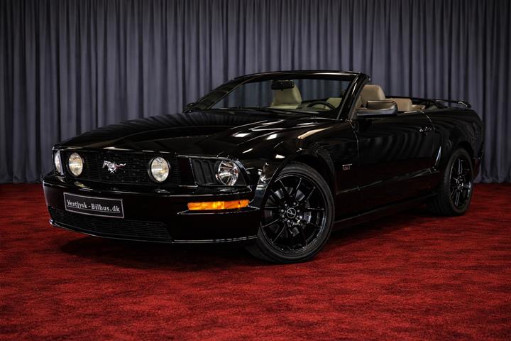 Sort Ford Mustang fra 2008