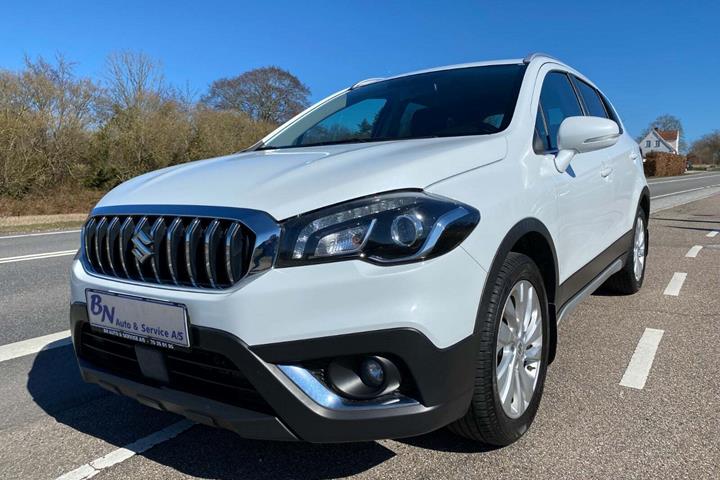 Hvid Suzuki S-Cross fra 2018 set udefra