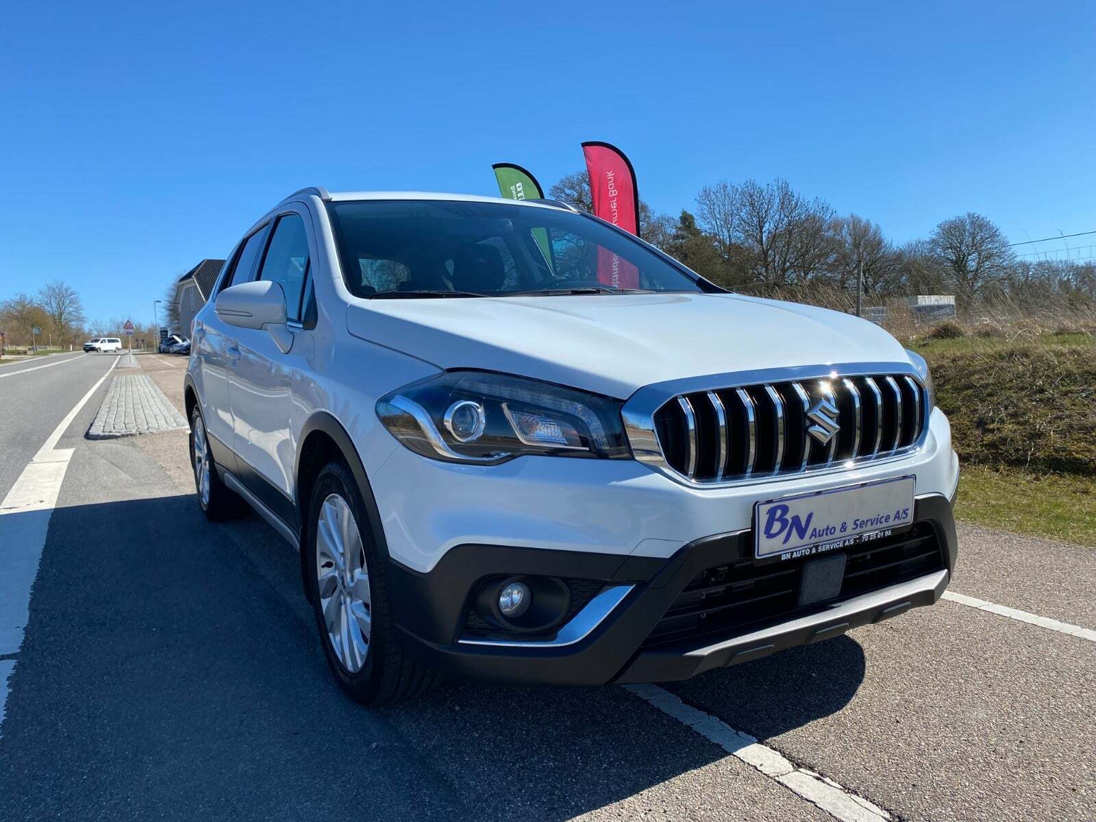 Hvid Suzuki S-Cross fra 2018 set udefra