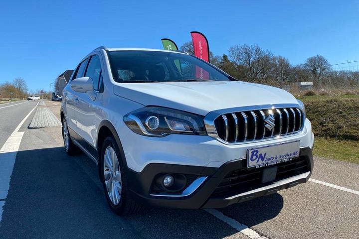 Hvid Suzuki S-Cross fra 2018 set udefra