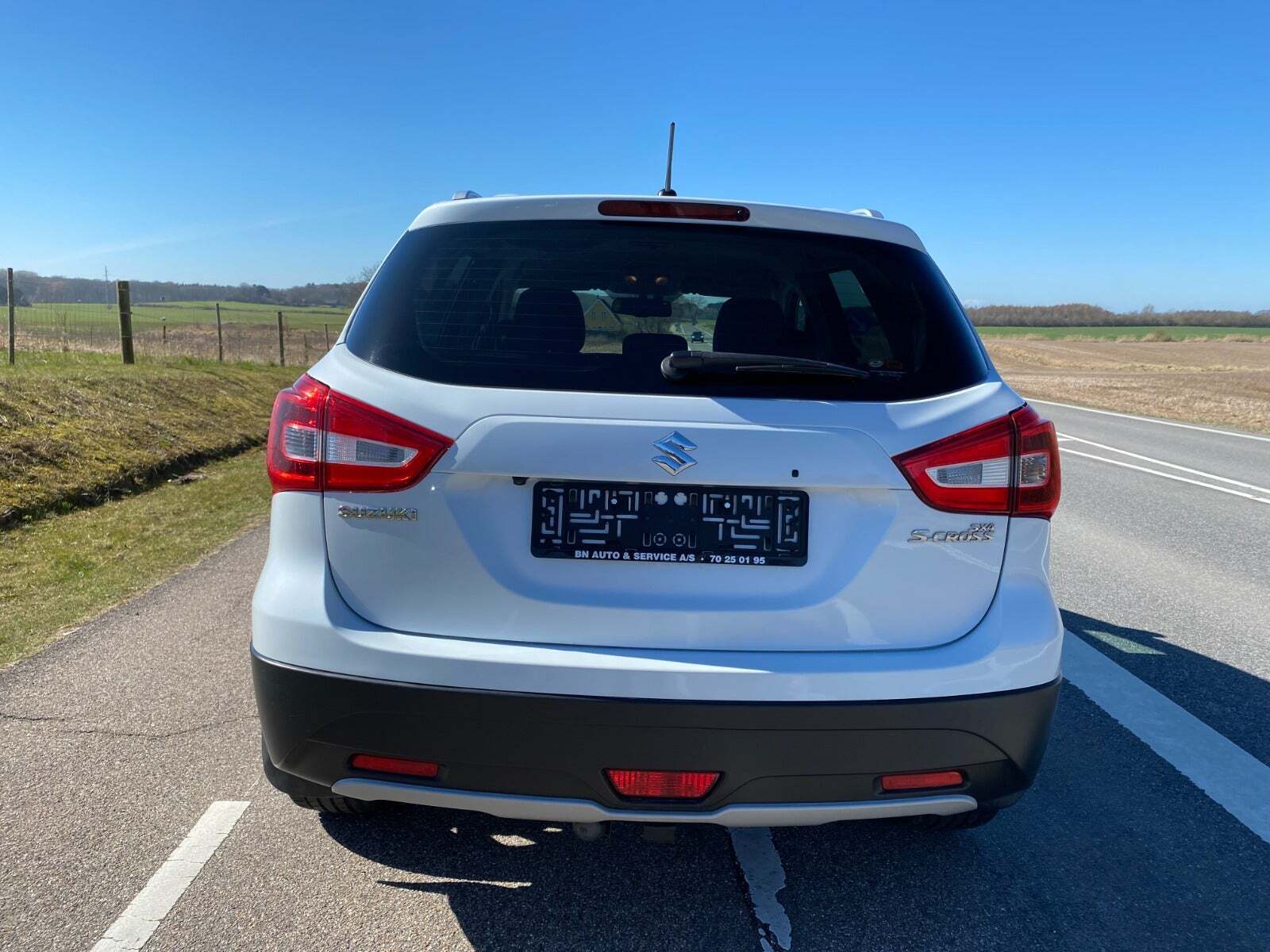 Hvid Suzuki S-Cross fra 2018
