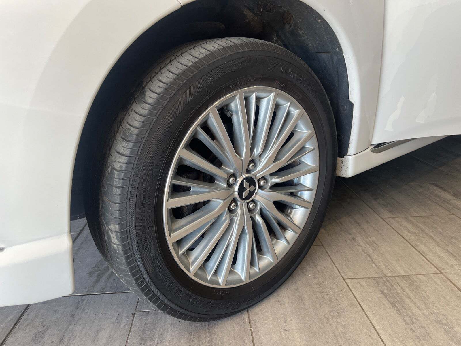 Hvid Mitsubishi Outlander fra 2019