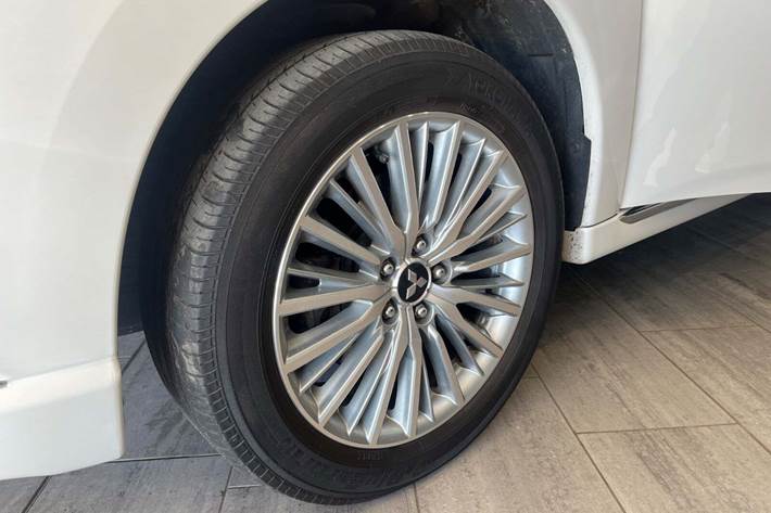 Hvid Mitsubishi Outlander fra 2019