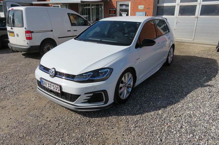 Hvid VW Golf VII fra 2020