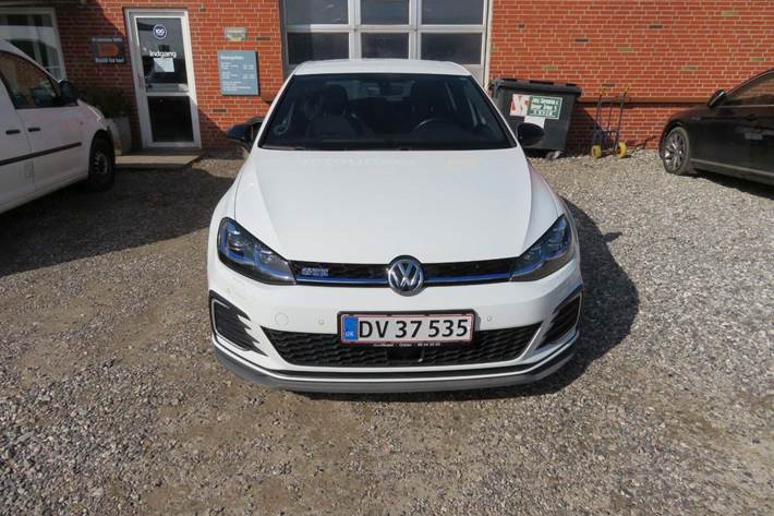 Hvid VW Golf VII fra 2020