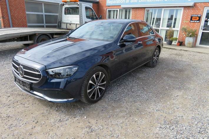 Blå Mercedes E300 e fra 2021