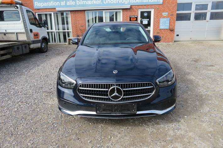 Blå Mercedes E300 e fra 2021
