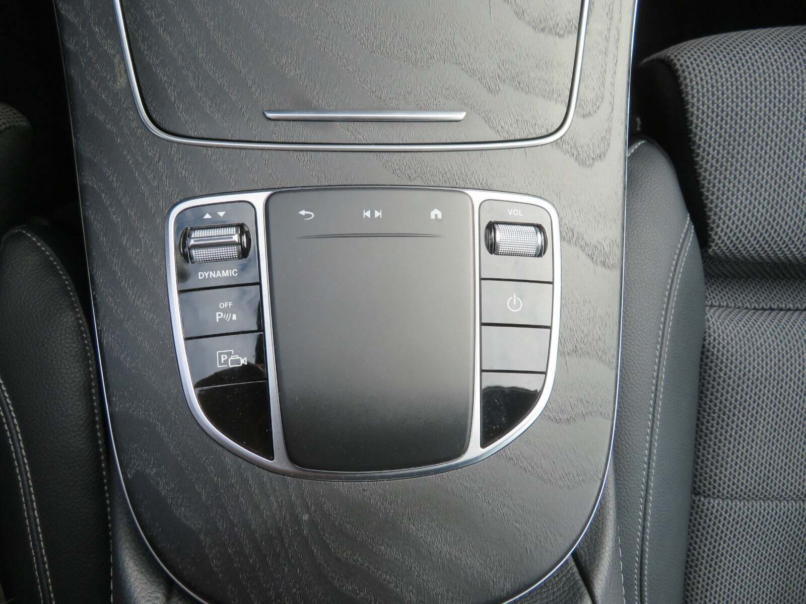 Blå Mercedes E300 e fra 2021