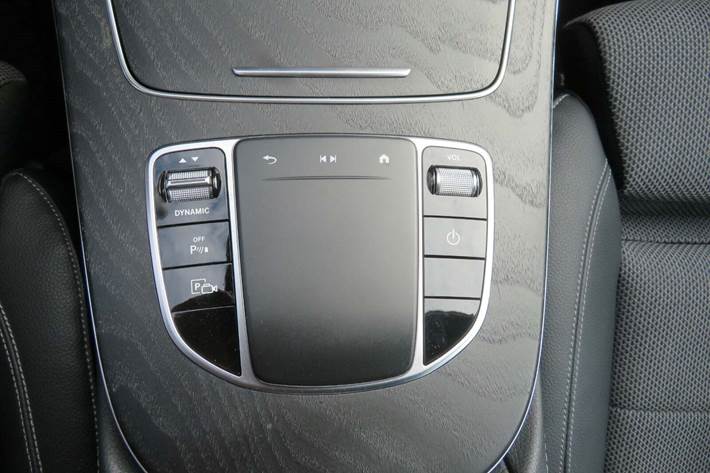 Blå Mercedes E300 e fra 2021