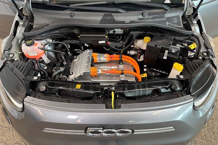 Grå Fiat 500e fra 2023