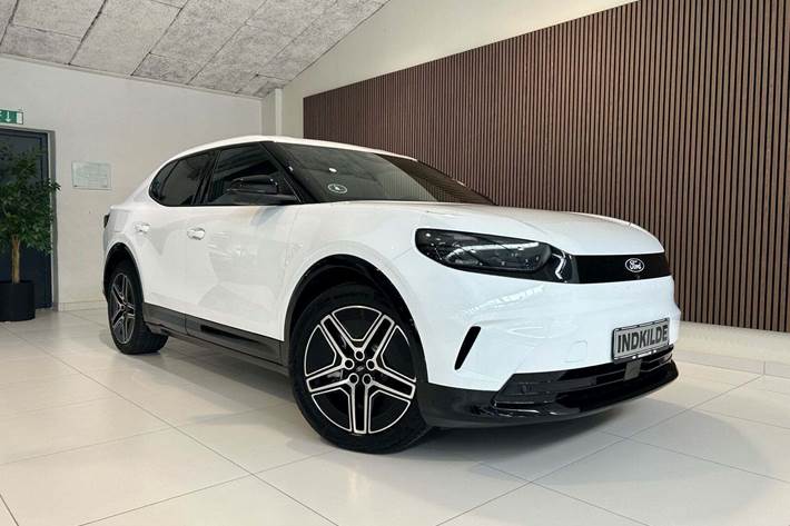 Hvid Ford Capri fra 2025 set udefra