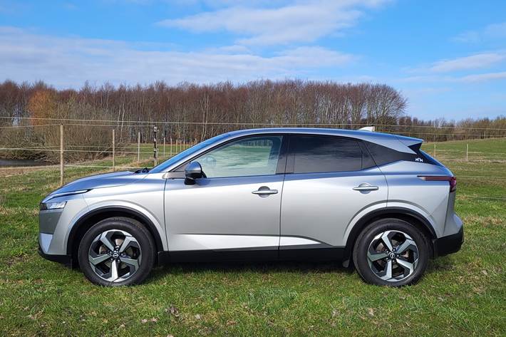 Grå Nissan Qashqai fra 2023