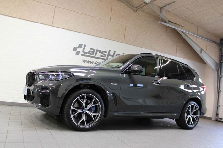 Grå BMW X5 fra 2022