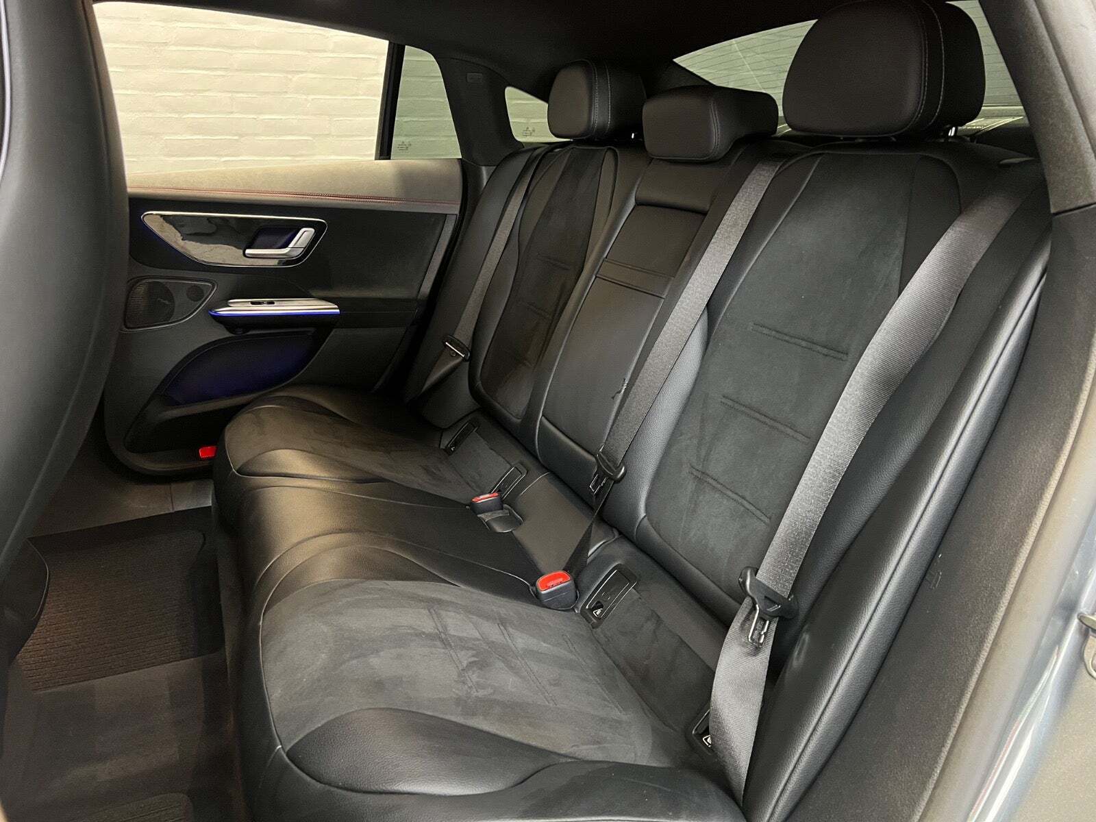 Grå Mercedes EQE350 fra 2024