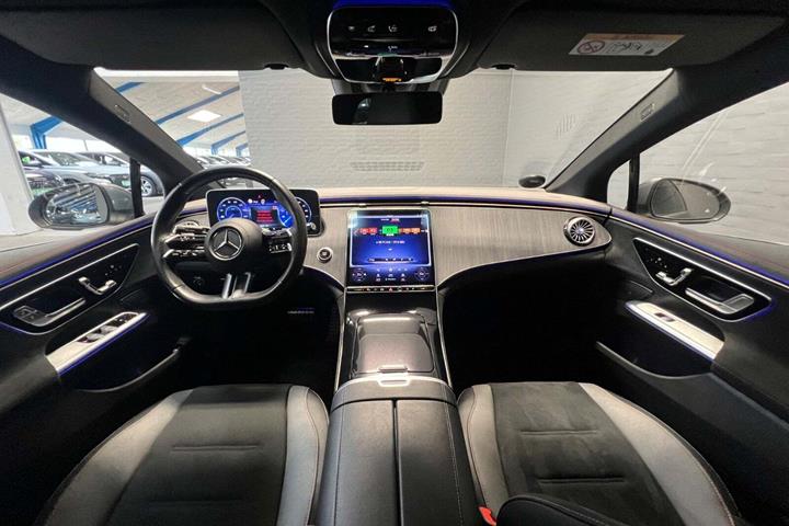 Grå Mercedes EQE350 fra 2024