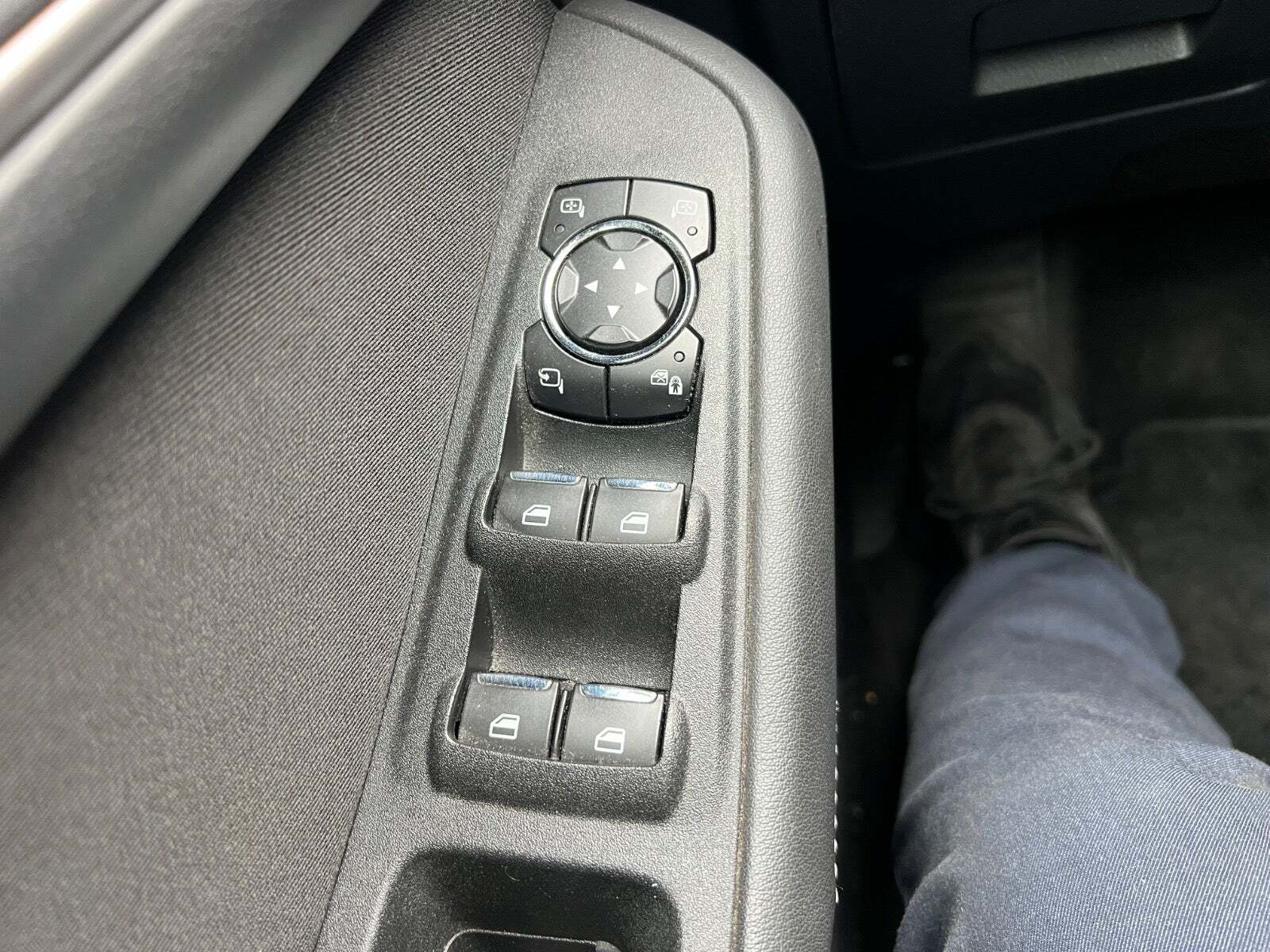 Grå Ford S-MAX fra 2016