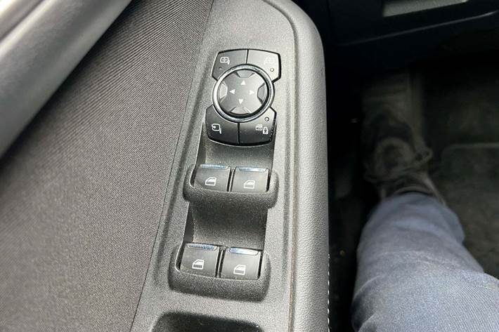 Grå Ford S-MAX fra 2016