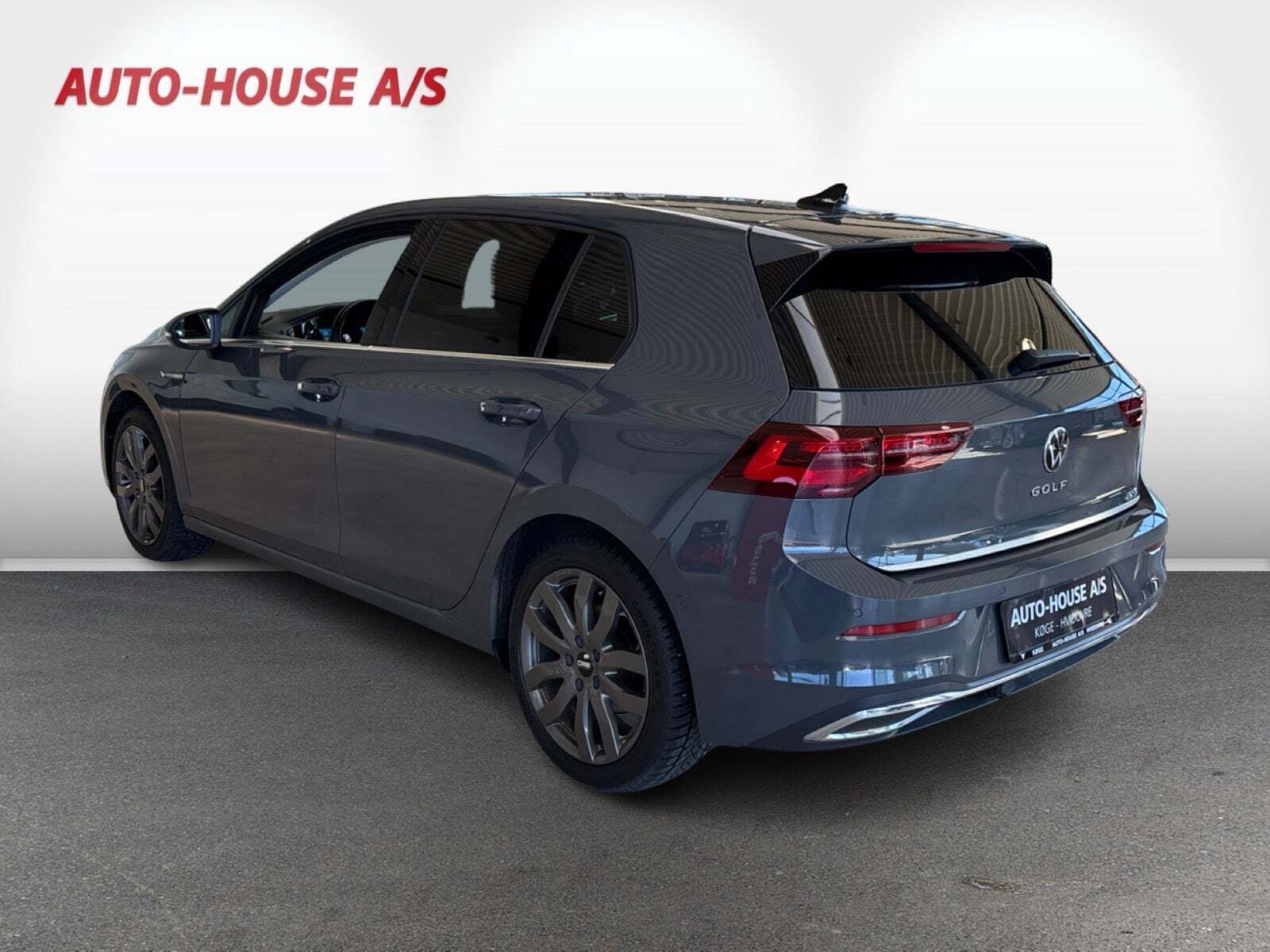 Grå VW Golf VIII fra 2020