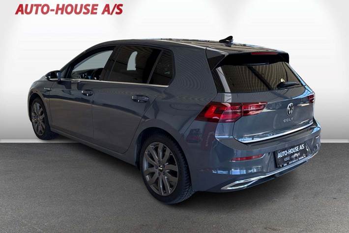 Grå VW Golf VIII fra 2020