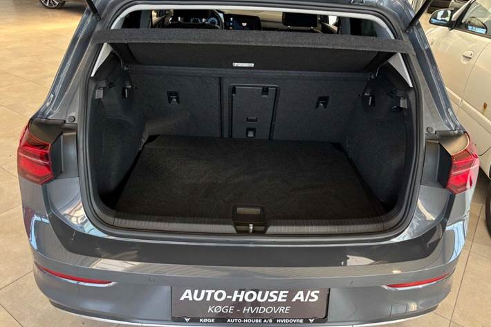 Grå VW Golf VIII fra 2020