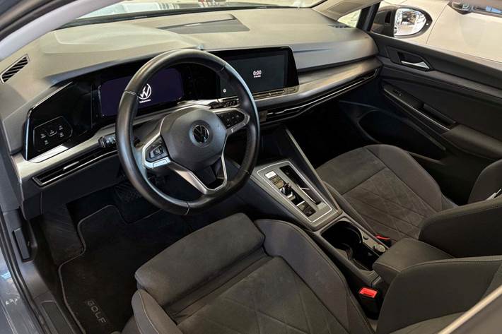 Grå VW Golf VIII fra 2020