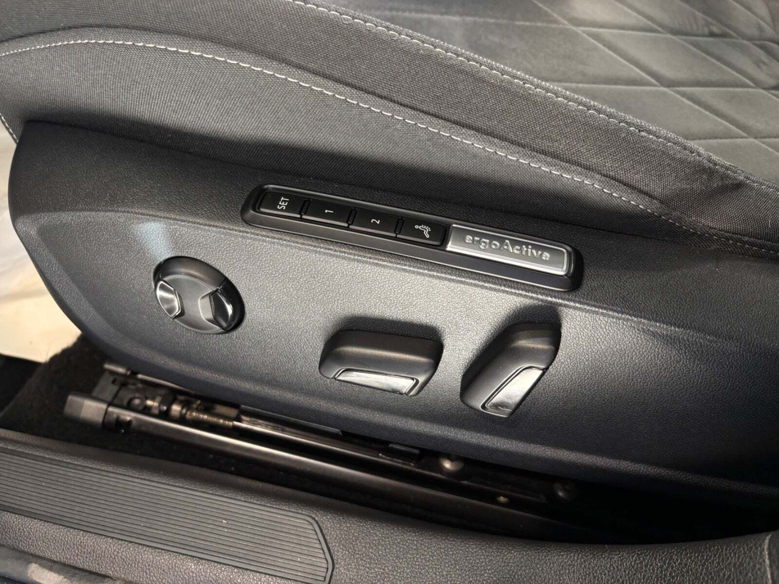 Grå VW Golf VIII fra 2020