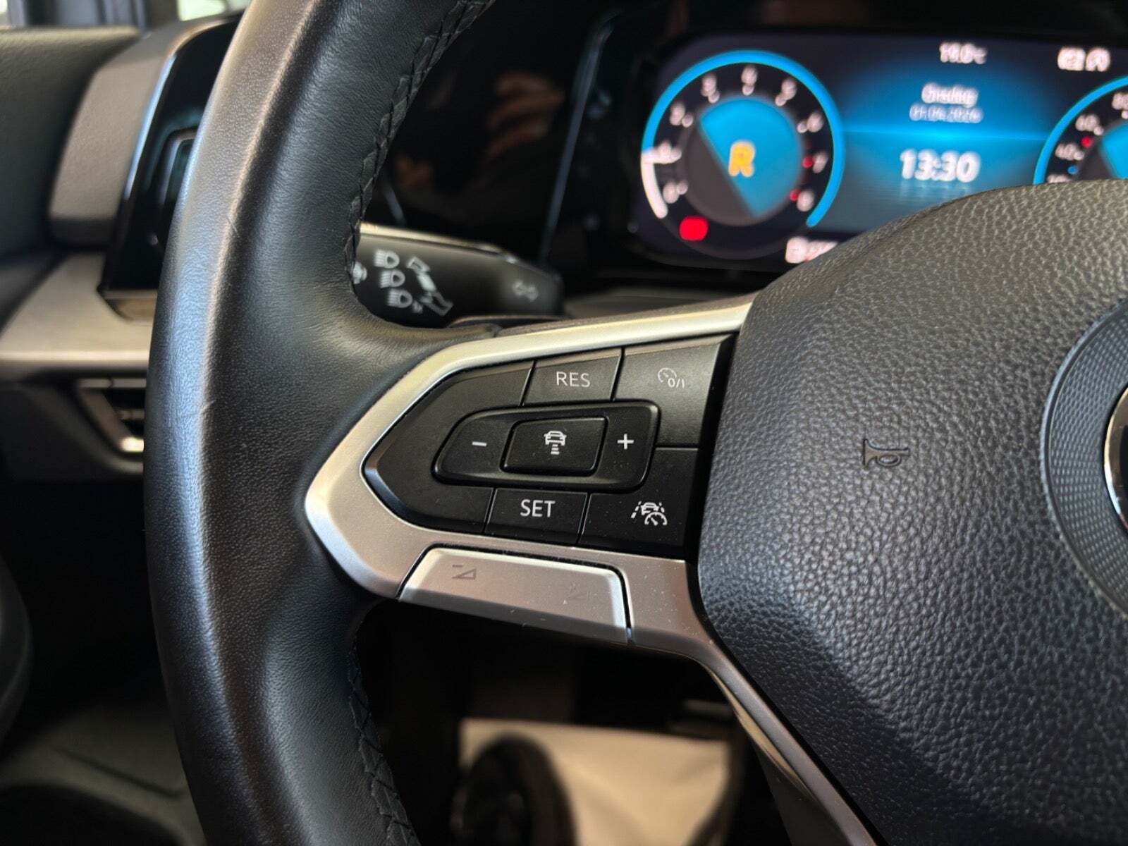 Grå VW Golf VIII fra 2020
