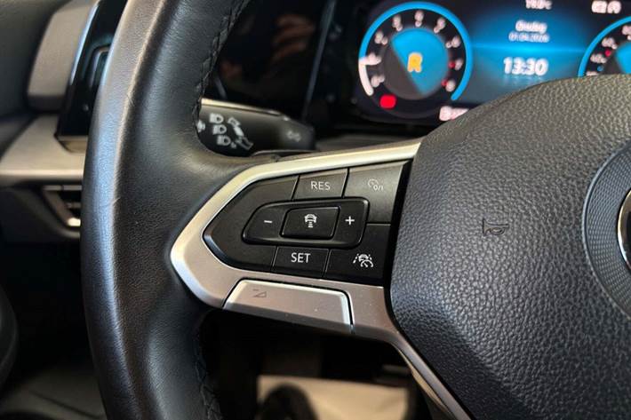 Grå VW Golf VIII fra 2020
