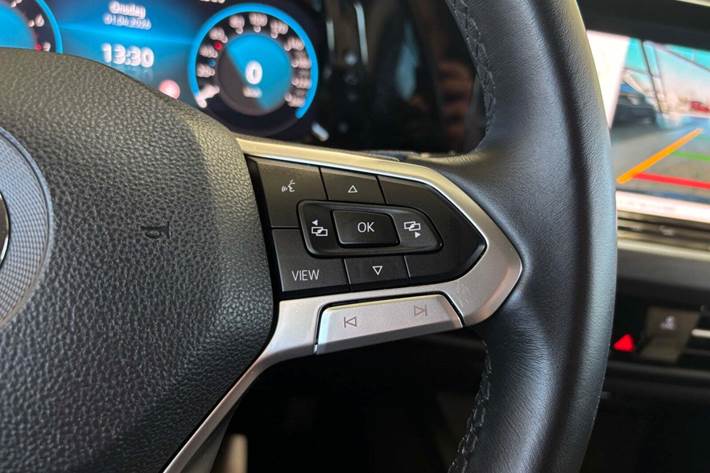 Grå VW Golf VIII fra 2020