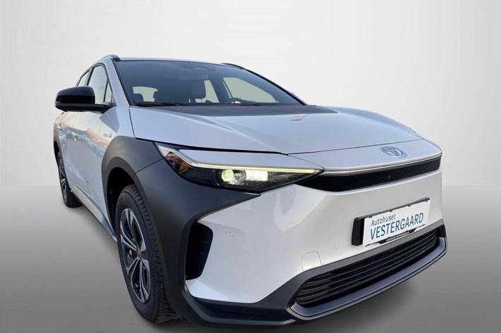 Hvid Toyota BZ4X fra 2023