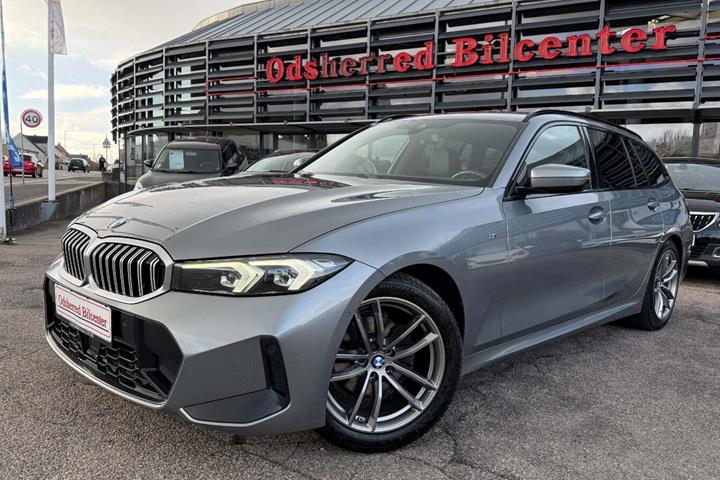 Blå BMW 320i fra 2023 set udefra