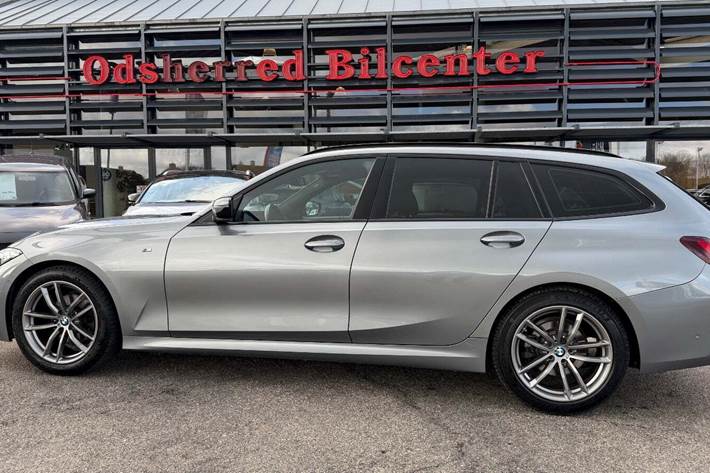 Blå BMW 320i fra 2023