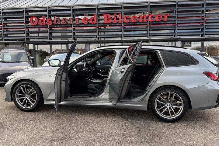 Blå BMW 320i fra 2023